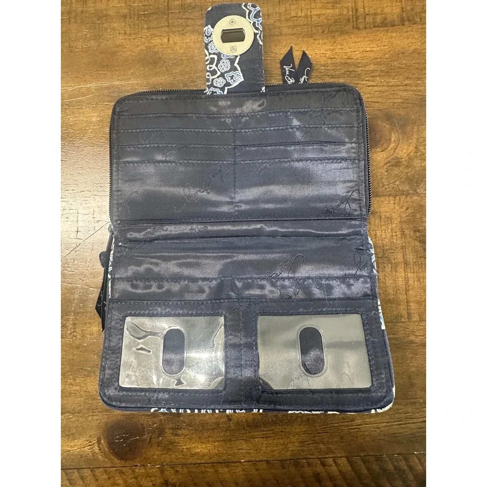 Vera Bradley Turnlock Wallet Navy Blue White Paisley Quilted Cotton‎ Zip Around